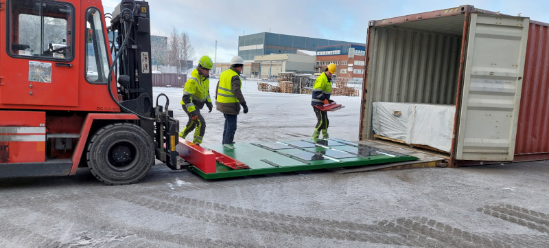 Timber Container Unloading New tool for unloading timber bundles with runners!! - Demach