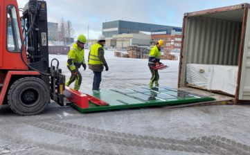 ROLLOUT 15 POM Slider and HELPER – system to unload timber containers