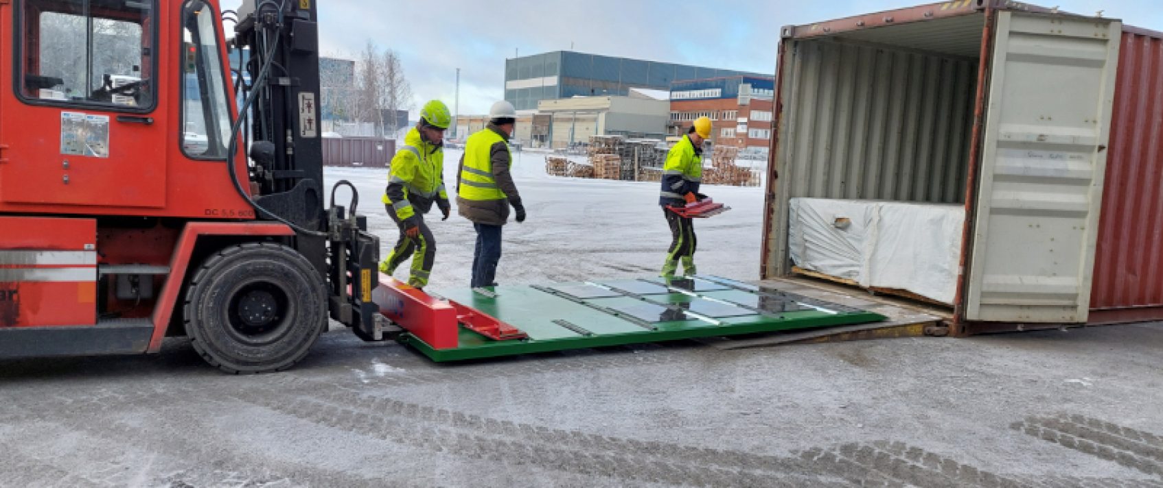 ROLLOUT 15 POM Slider and HELPER – system to unload timber containers